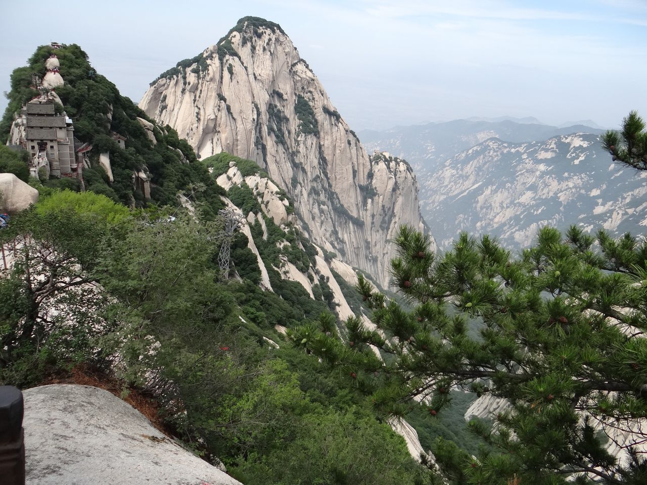 Горы Хуаншань сформировались в мезозойскую эру, примерно 100 миллионов лет назад. - Китай. Май-июнь 2013. Часть 4. Горы Хуаншань.
