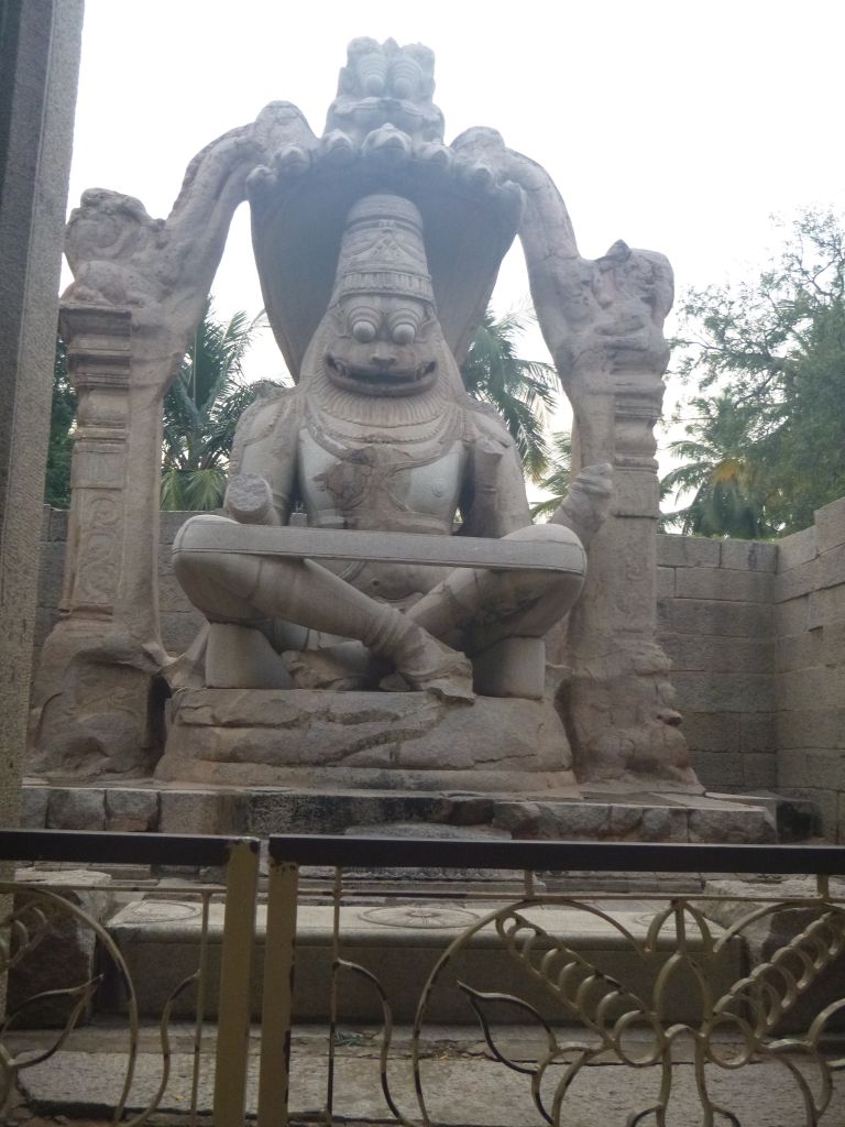 Нарасимха - одна из гигантских мурти индуистских божеств, расположенных на территории Хампи. Вся фигура сделана из одного целого камня, включая верхнюю часть. - Хампи (Виджаянагара) Индия, ноябрь 2013