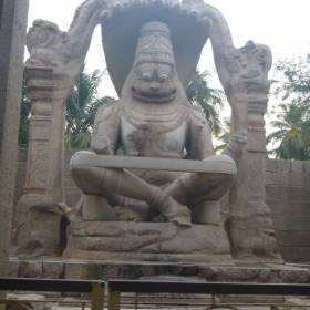 Нарасимха - одна из гигантских мурти индуистских божеств, расположенных на территории Хампи. Вся фигура сделана из одного целого камня, включая верхнюю часть. - Хампи (Виджаянагара) Индия, ноябрь 2013
