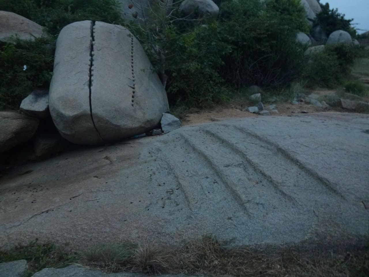 Так строители подготавливали камень к постройке - в ряд выдолбленных отверстий вбивали деревянные колышки, затем заливали их водой для разбухания и камень трескался ровно по колышкам. - Хампи (Виджаянагара) Индия, ноябрь 2013