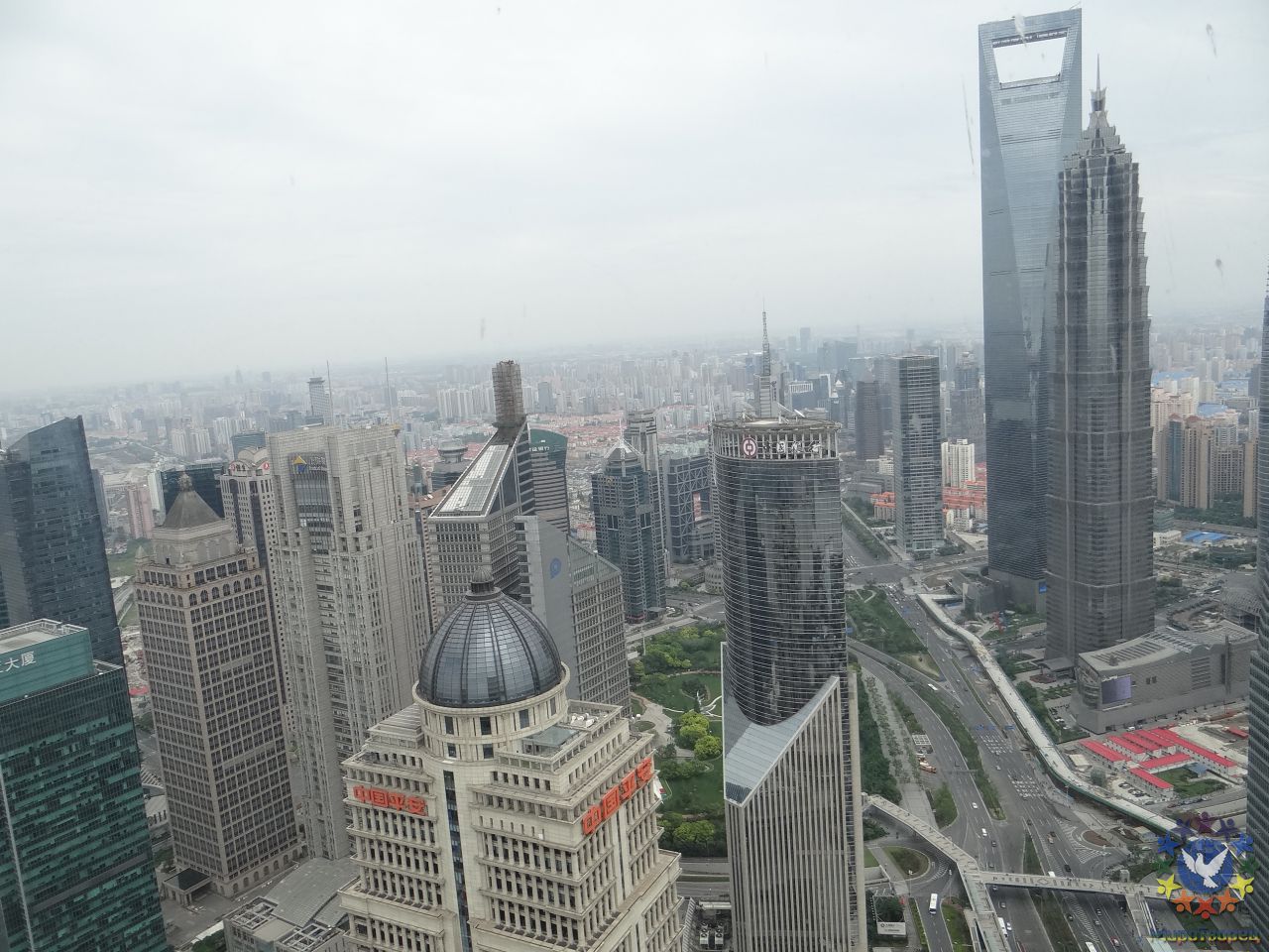 Вдали здание под названием «открывашка». - Китай. Май-июнь 2013. Часть 5. Шанхай.