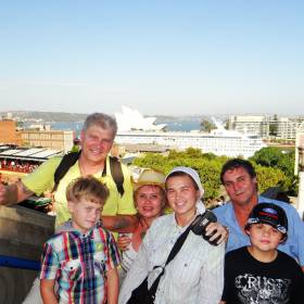 У символа Австралии. Австралийская и русская семьи у здания Сиднейской Оперы. - Австралия, Сингапур, Малайзия,Филиппины. Декабь 2012-январь 2013.