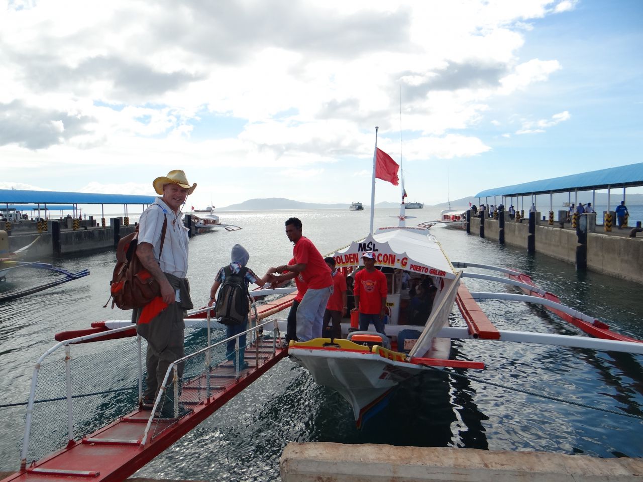 Банка - филиппинская лодка для путешествий по морю между остовами. - Австралия, Сингапур, Малайзия,Филиппины. Декабь 2012-январь 2013.