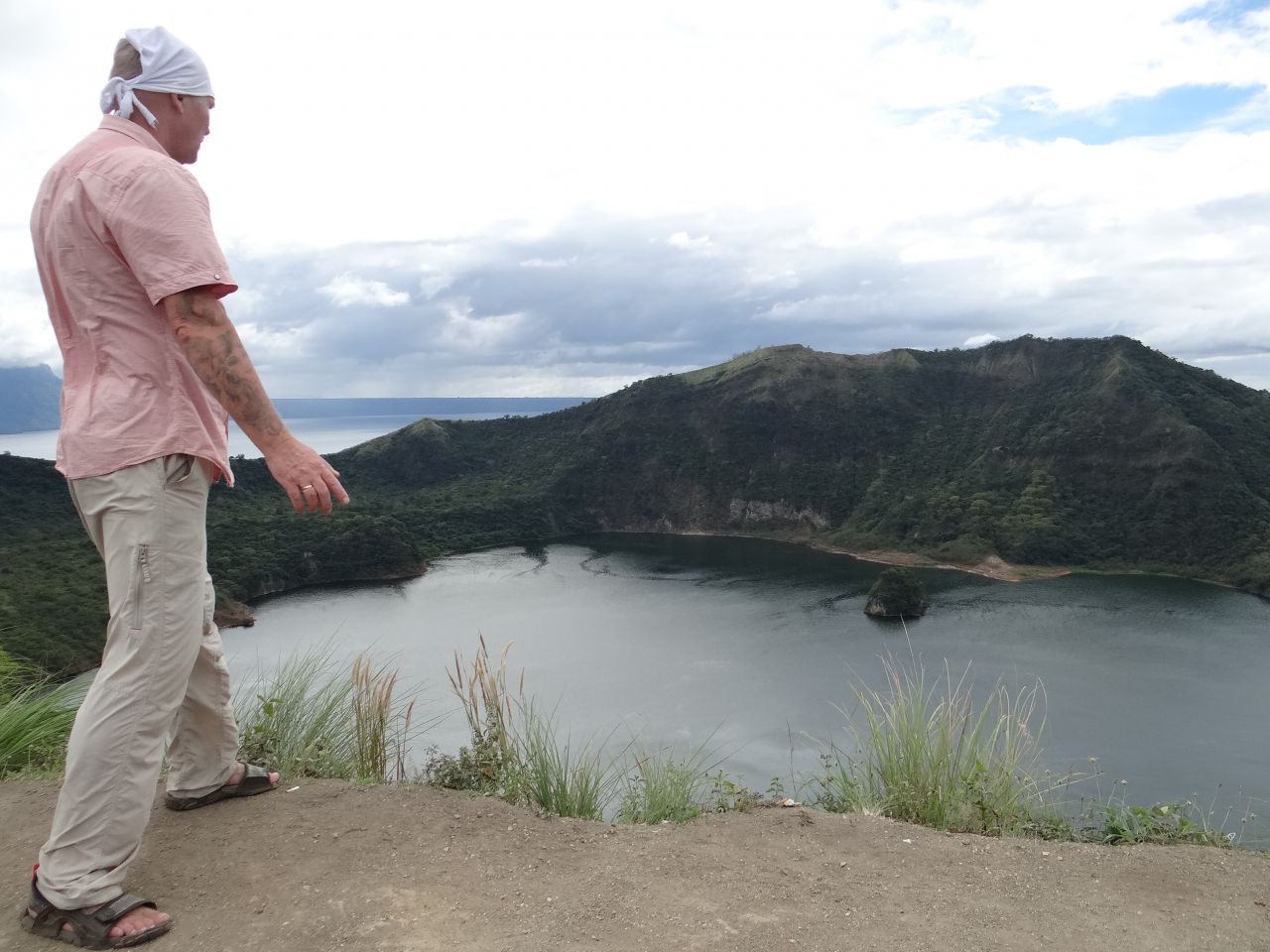 Тааль представляет собо вулкан с озером в кратере, расположенный посреди большого озера. Это озеро в свою очередь – древний кратер, образовавшийся в результате прошлых извержений «большого Тааля». Своеобразная вулканическая матрешка. - Австралия, Сингапур, Малайзия,Филиппины. Декабь 2012-январь 2013.