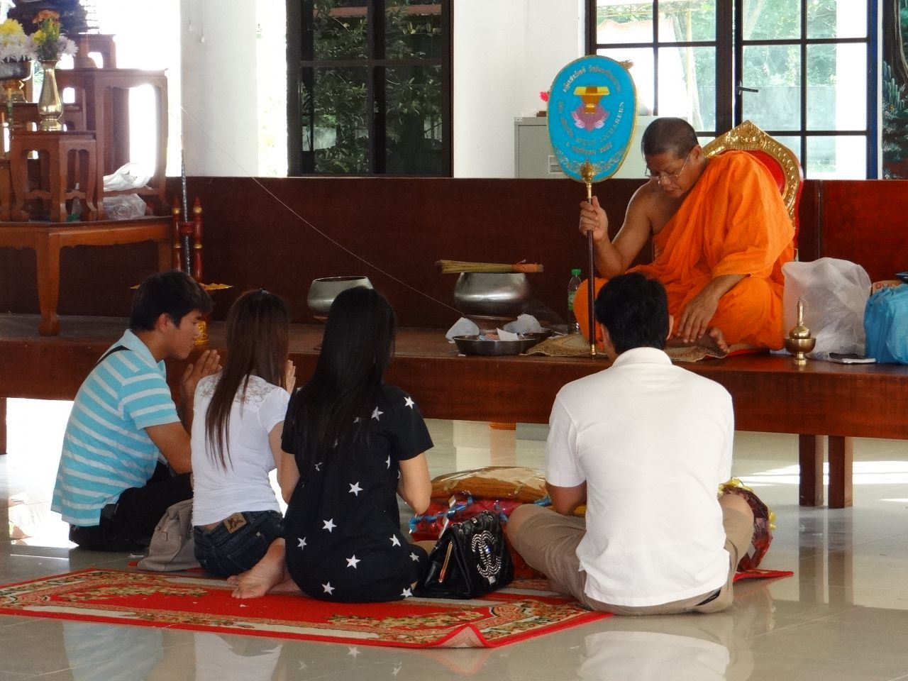 Малайзия. Остров Лангкави. Внутри буддийского храма. Беседа с монахом. - Австралия, Сингапур, Малайзия,Филиппины. Декабь 2012-январь 2013.