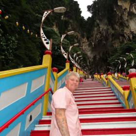Малайзия. Куала-Лумпур. К входу в пещеры ведет широкая лестница из 272 ступеней, у начала лестницы стоит 43-метровый идол божества Муругана. - Австралия, Сингапур, Малайзия,Филиппины. Декабь 2012-январь 2013.