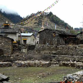 На холме монастырь. В последнее время в Непале идёт активное строительство новых  и расширение старых монастырей. - Восьмая гора...