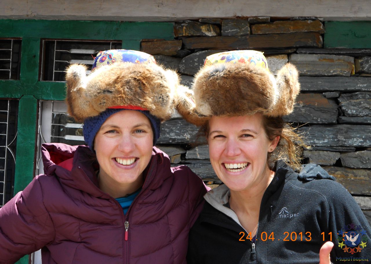Две подружки из Новой Зеландии, меряли местные шапочки...так и идут вдвоём, ну и гид, конечно. - Восьмая гора...