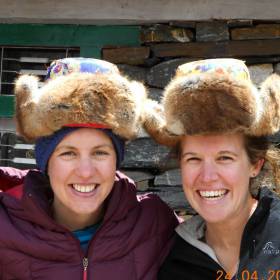 Две подружки из Новой Зеландии, меряли местные шапочки...так и идут вдвоём, ну и гид, конечно. - Восьмая гора...