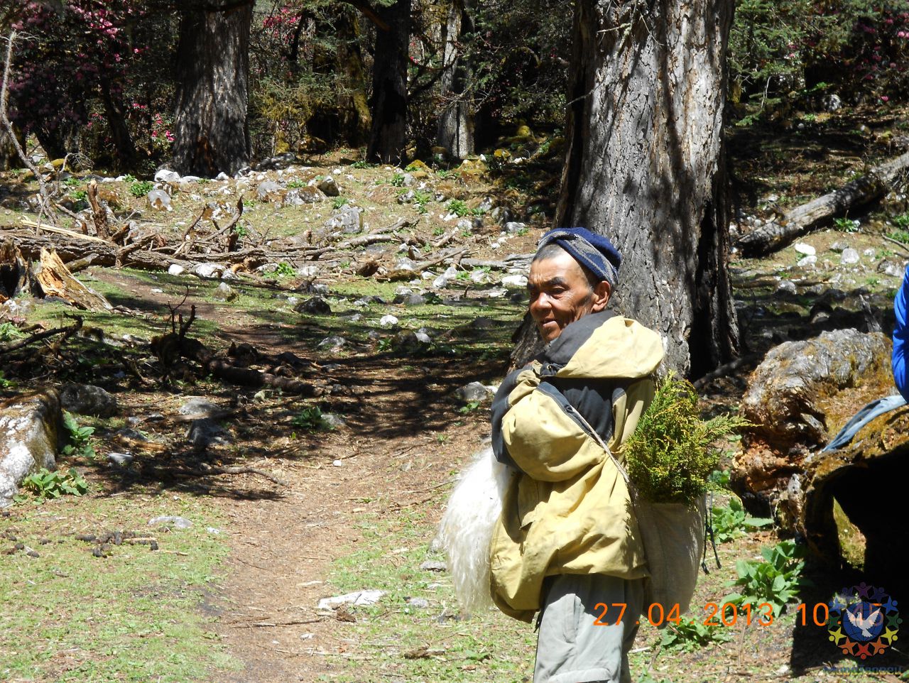 Непальский «шаман»...спереди хвост от белого яка,сзади связки каких то трав и кореньев. - Восьмая гора...