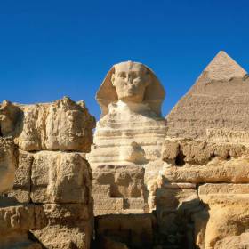 И особенно известны пирамиды Древнего Египта, они входят (пирамида Хеопса) в те самые «семь чудес света» и единственными остались практически целыми с Древних Времён...   - Пирамиды /\