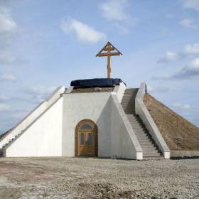 ...которая повторяет форму Гроба Господня в Иершалаиме - также как и эта церковь во имя Гроба Господня в Кемерово  - Пирамиды /\