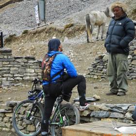 Чемпионы Непала...на велосипеде через перевал. - Тиличо?..Тиличо!