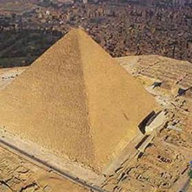 Более трёх тысяч лет (до постройки кафедрального собора в Линкольне, Англия, около 1300 года) пирамида являлась самой высокой постройкой на Земле. Состоит из блоков известняка, базальта и гранита. Она была построена на естественном холме.Первоначально пирамида была облицована более твердым, чем основные блоки, белым известняком. Верх пирамиды венчал позолоченный камень — пирамидион (др.егип. - «Бенбен»). Облицовка сияла на Солнце персиковым цветом, словно «сияющее чудо, которому сам бог Солнца Ра, казалось, отдал все свои лучи». В 1168 г. н. э. арабы разграбили и сожгли Каир. Жители Каира сняли облицовку с пирамиды, для того чтобы построить новые дома. - Пирамиды. Продолжение