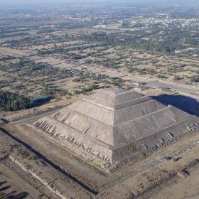 ...Пирамида Солнца - крупнейшее здание Теотиуакана (аст. Teōtīhuacān — место, где родились боги, или город богов). Длина основания лишь на 3 % меньше Великой Пирамиды в Гизе, она является третьей по размеру в мире, после пирамиды в Чолулу, Мексика и пирамиды Хеопса.  - Пирамиды. Продолжение