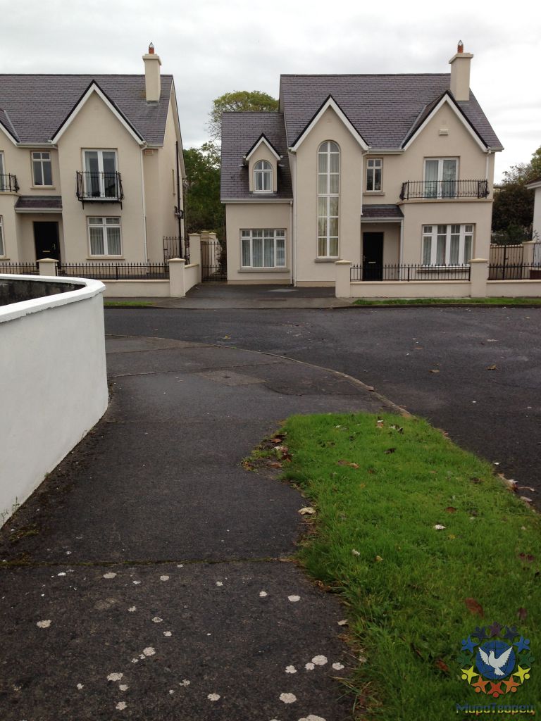 вот такие аккуратные дома, очень уютные внутри - Поездка в Ирландию октябрь 2013
