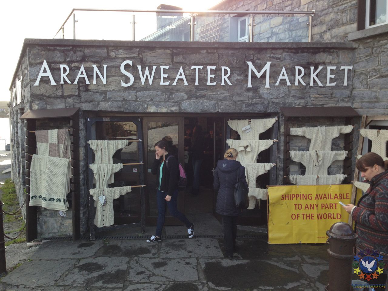 товары из знаменитой ирландской шерсти (кстати, у ирландских овец мордочки черные - так забавно) - Поездка в Ирландию октябрь 2013