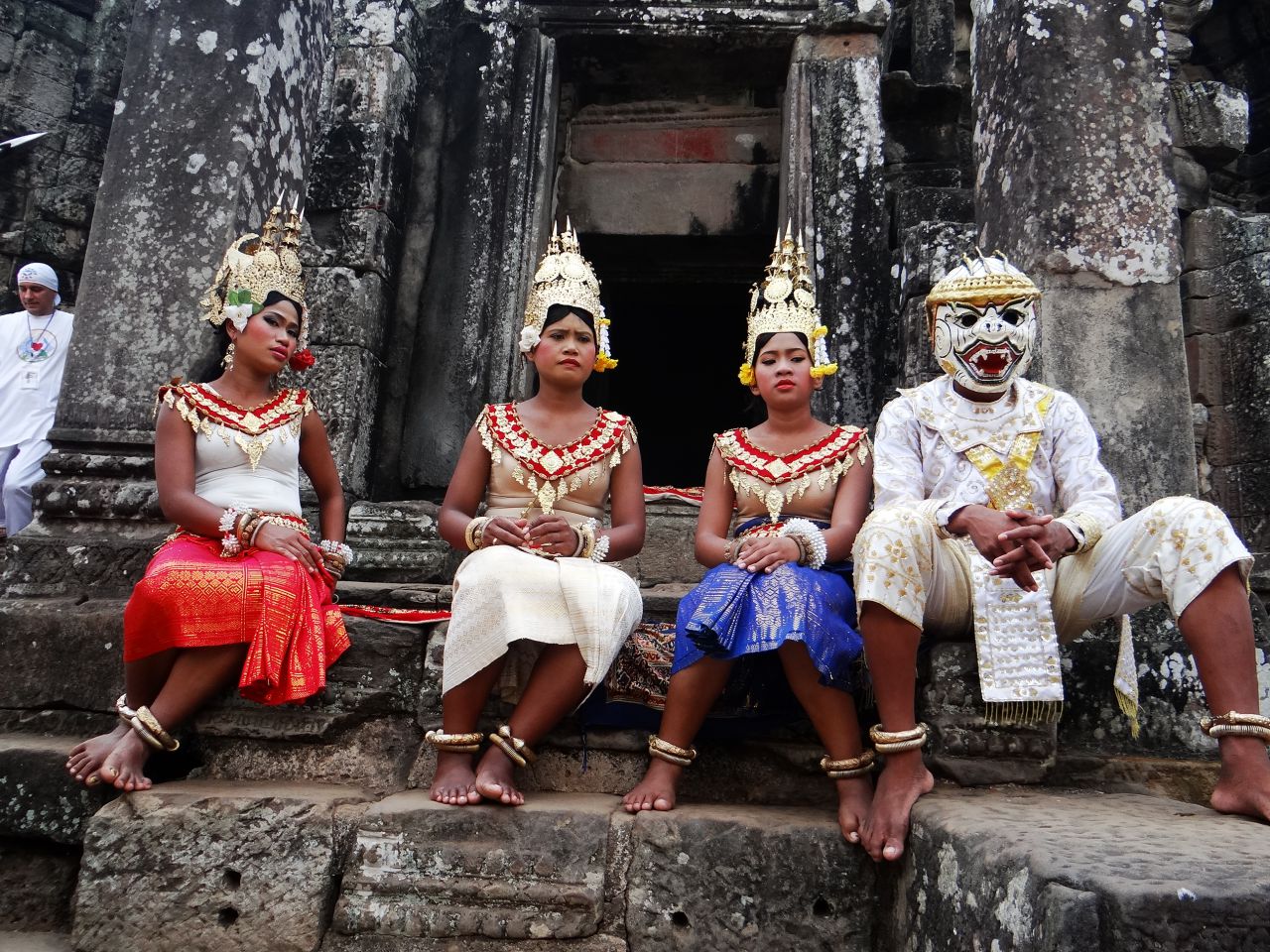 Артисты создают древнюю кхмерскую атмосферу. - Камбоджа, Лаос. Февраль 2014. Часть 2. Ангкор.