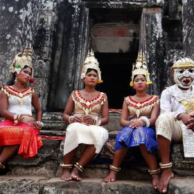 Артисты создают древнюю кхмерскую атмосферу. - Камбоджа, Лаос. Февраль 2014. Часть 2. Ангкор.