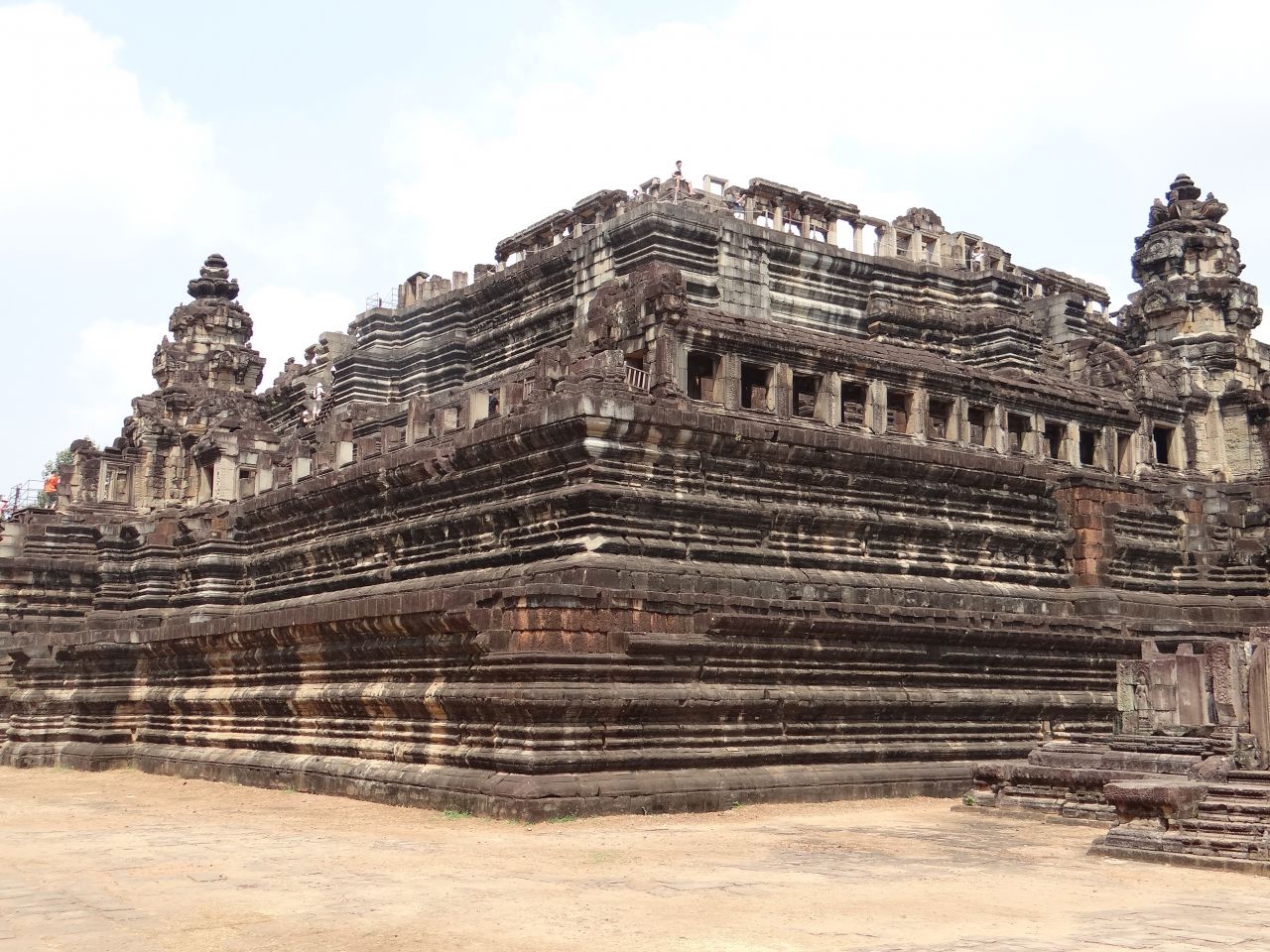 Храм Бапхуон был построен примерно в 1060 году, за сто лет до Ангкор Вата. В следствии того, что храм построен на искусственном насыпном холме, почва которого насыщена песком, большая часть храма была разрушена.Возможность установить и устранить причины разрушения храма появилась только в наши дни. К сожалению, при восстановлении Бапхуона очень часто приходится применять современные строительные материалы, такие, как железобетон. Реконструкция была частично завершена в апреле 2011 года и храм открыли для посещения. - Камбоджа, Лаос. Февраль 2014. Часть 2. Ангкор.