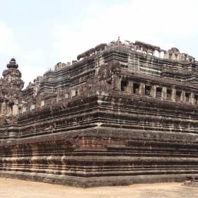 Храм Бапхуон был построен примерно в 1060 году, за сто лет до Ангкор Вата. В следствии того, что храм построен на искусственном насыпном холме, почва которого насыщена песком, большая часть храма была разрушена.Возможность установить и устранить причины разрушения храма появилась только в наши дни. К сожалению, при восстановлении Бапхуона очень часто приходится применять современные строительные материалы, такие, как железобетон. Реконструкция была частично завершена в апреле 2011 года и храм открыли для посещения. - Камбоджа, Лаос. Февраль 2014. Часть 2. Ангкор.