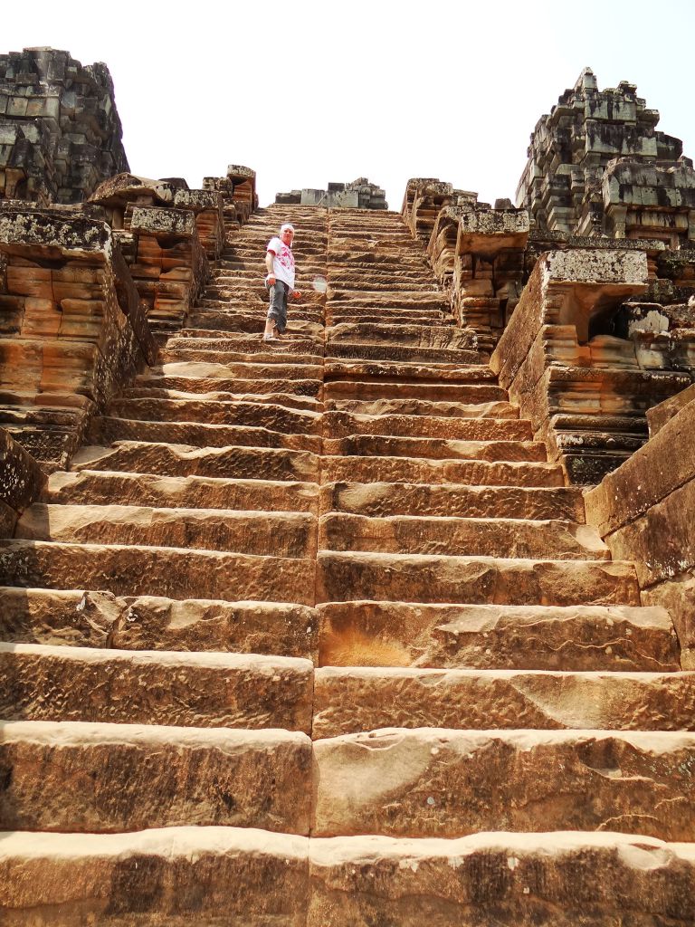 Подъем на вершину Храма Такео совершило несколько человек. - Камбоджа, Лаос. Февраль 2014. Часть 2. Ангкор.