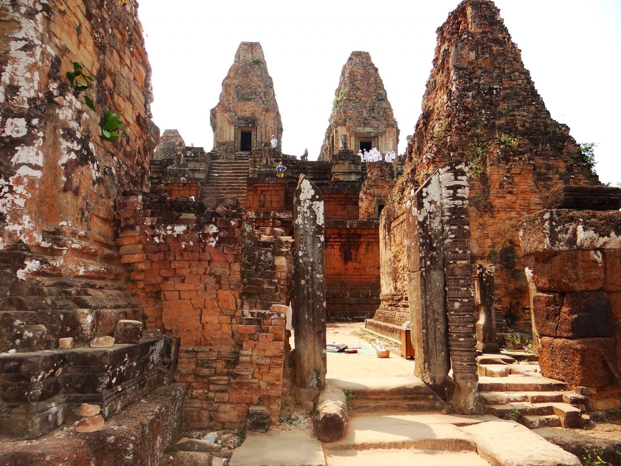 Храм опоясан двумя оградами, которые оснащены четырьмя входными павильонами. - Камбоджа, Лаос. Февраль 2014. Часть 2. Ангкор.