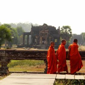 На территории Ангкор Тома находится действующий буддийский монастырь. Встретить монахов здесь не редкость - Камбоджа, Лаос. Февраль 2014. Часть 2. Ангкор.