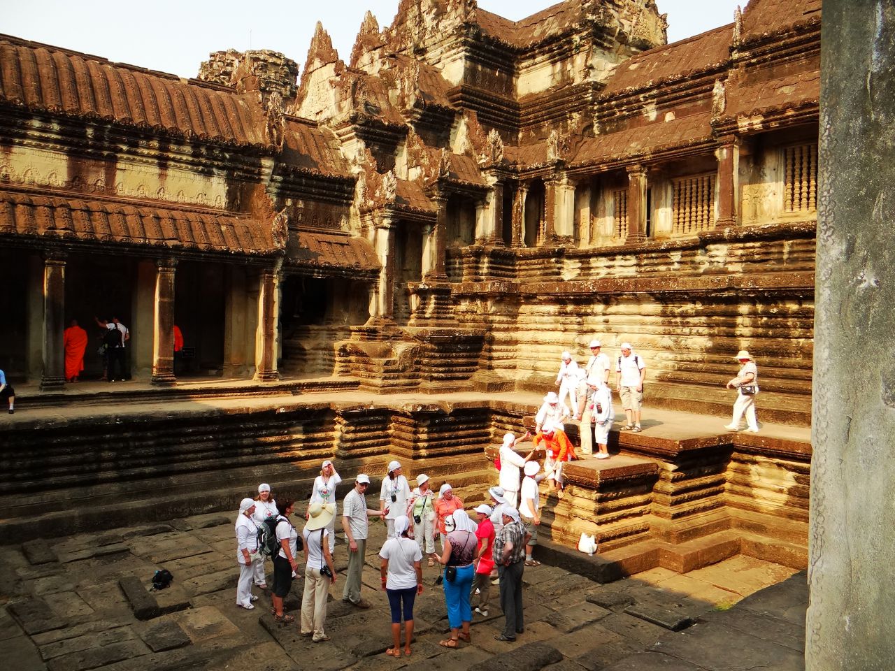 По четырем сторонам света от центральной башни Ангкор Вата расположены 4 ритуальных водоема. В сезон дождей они набираются водой, стекающей с крыш башень по специально предусмотренным желобам. Несколько раз в год здесь проводили службы и ритуалы исцеления страждущих. - Камбоджа, Лаос. Февраль 2014. Часть 2. Ангкор.