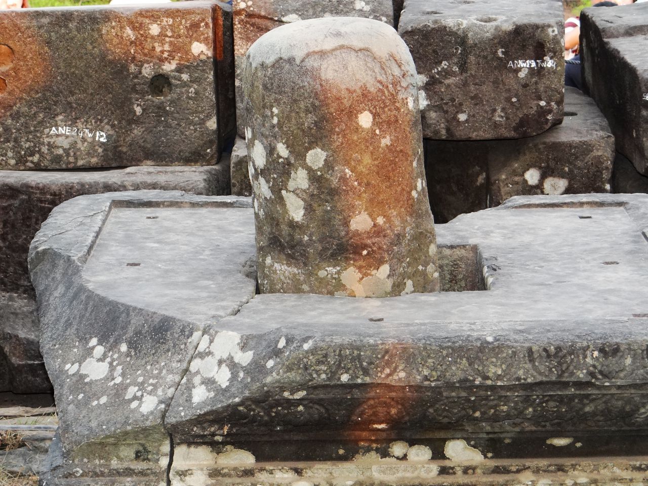 В углах на каждом уровне и по обеим сторонам лестницы располагаются  каменные святыни - линги. - Камбоджа, Лаос. Февраль 2014. Часть 2. Ангкор.