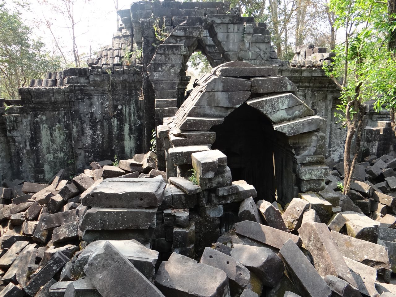Так же как и большинство храмов, Бенг миле оринтирован на Восток и в него есть 4 входа. один еще не восстановлен. - Камбоджа, Лаос. Февраль 2014. Часть 3.