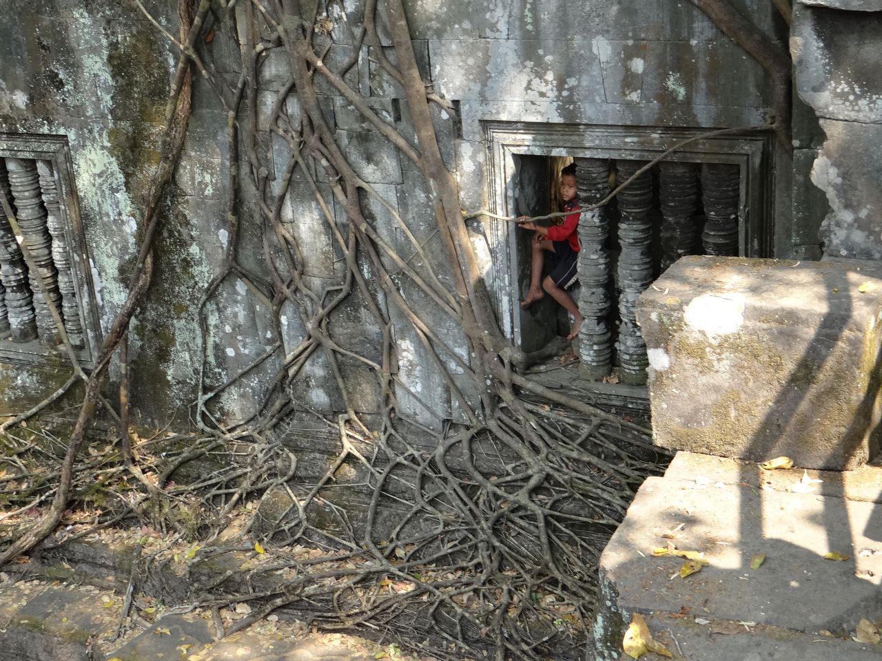 Местные ребятишки подрабатывают гидами. - Камбоджа, Лаос. Февраль 2014. Часть 3.