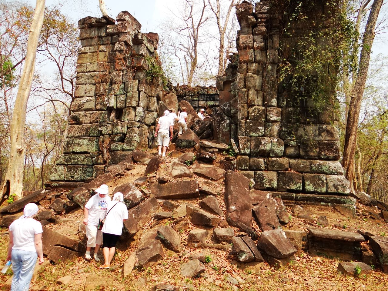 Ко Кер - это древний город-храм на северо-востоке Камбоджи.Для всеобщего посещения Ко Кер открыт только с 2002 года. А ведь в свое время Ко Кер был столицей Камбоджи на протяжении почти двадцати лет. Несмотря на столь непродолжительный период, на территории города было построено около сотни храмов и святилищ. - Камбоджа, Лаос. Февраль 2014. Часть 3.