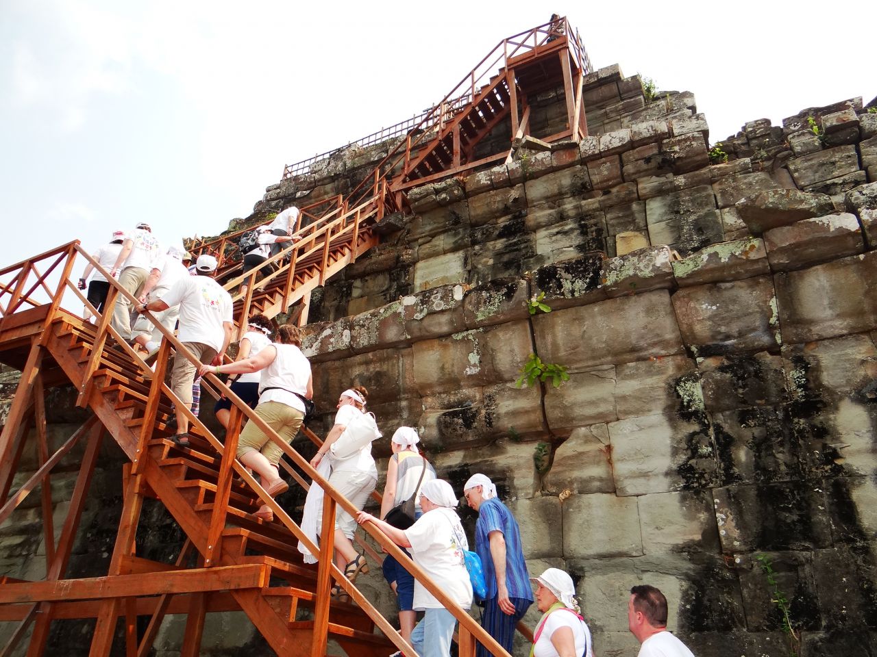 На вершину в этом году построили новую лестницу. Поэтому все, кто захотел, смогли подняться на вершину. - Камбоджа, Лаос. Февраль 2014. Часть 3.