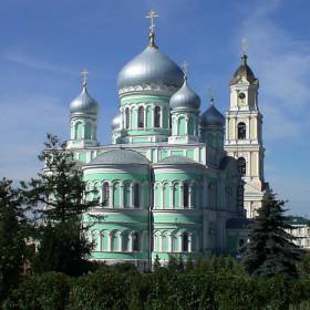 Со всей России по церковным праздникам съезжаются сюда тысячи паломников...очень большой бизнес. - Просто Крым...