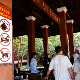 Обратите внимание на запрещающий знак у входа в Национальный Музей. - Камбоджа. Лаос. Февраль 2014. Часть 4.