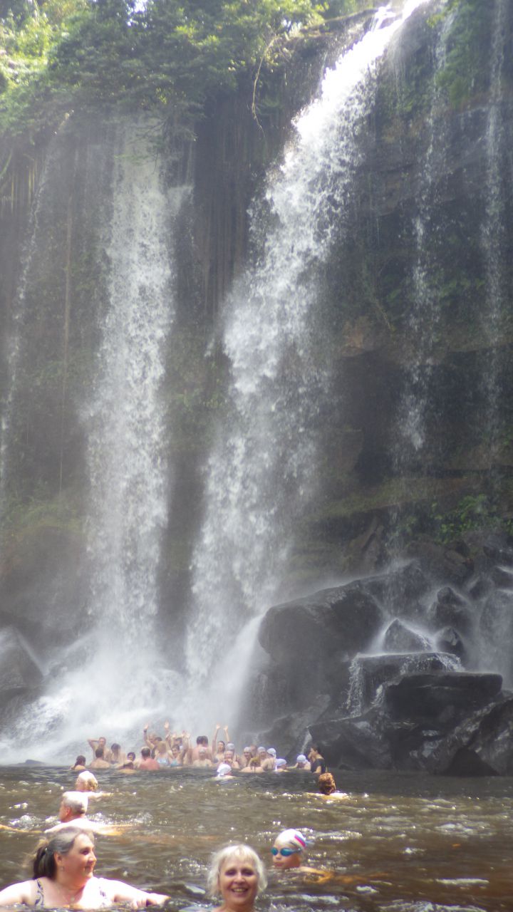 И вот мы наслаждаемся видом одного из красивейших водопадов — Пном Кулен - Камбоджа. Лаос. Февраль 2014. Часть 4.