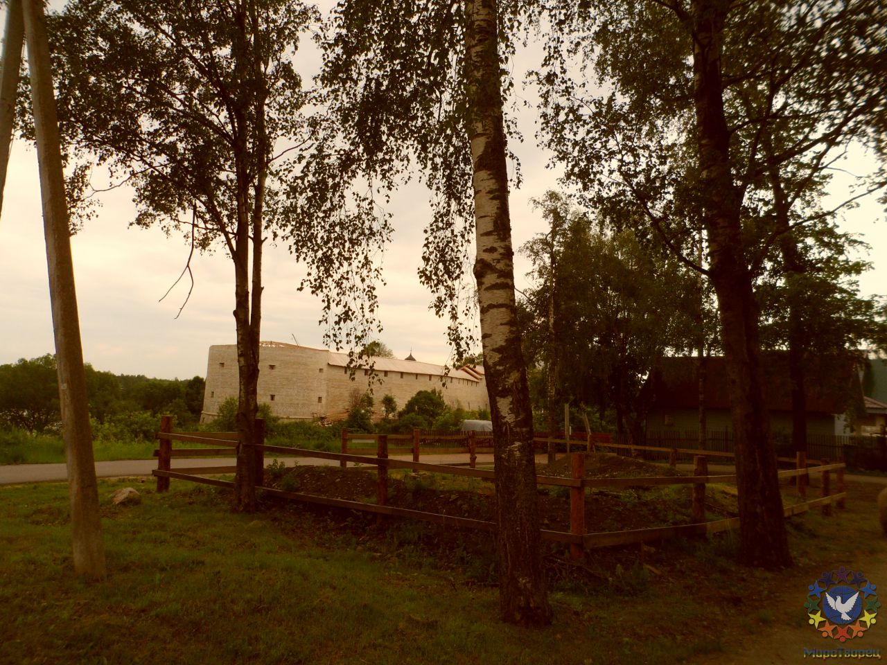 Видим крепость (вдалеке) и место раскопа - АльдеИгья