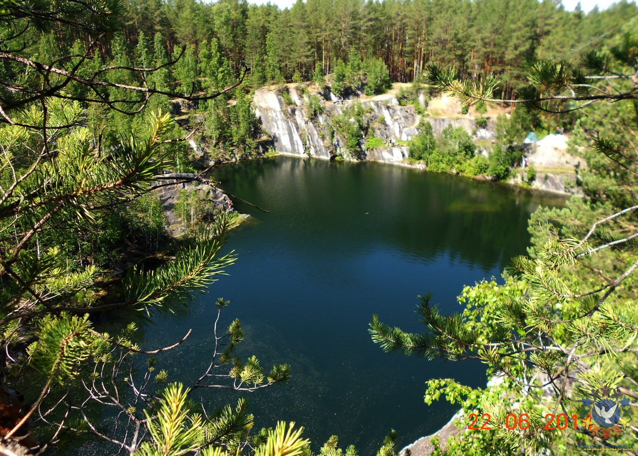 Озеро Тальков камень – сказочный уголок, созданный совместным творением рук человека и природы. - «Бажовские места.»