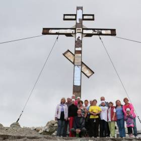 Жителями г. Карабаш крест был установлен практически без использования авто техники. - Поездка группы «Вестники» в Аркаим июль 2014