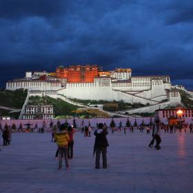Площадь перед Дворцом Потала. Тибет. Лхаса. - Тибет 2014