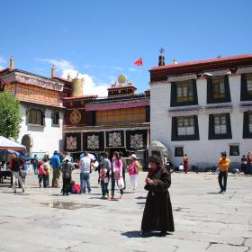 Первых буддийский храм-монастырь в Лхасе - Джоканг. Тибет. Лхаса. - Тибет 2014