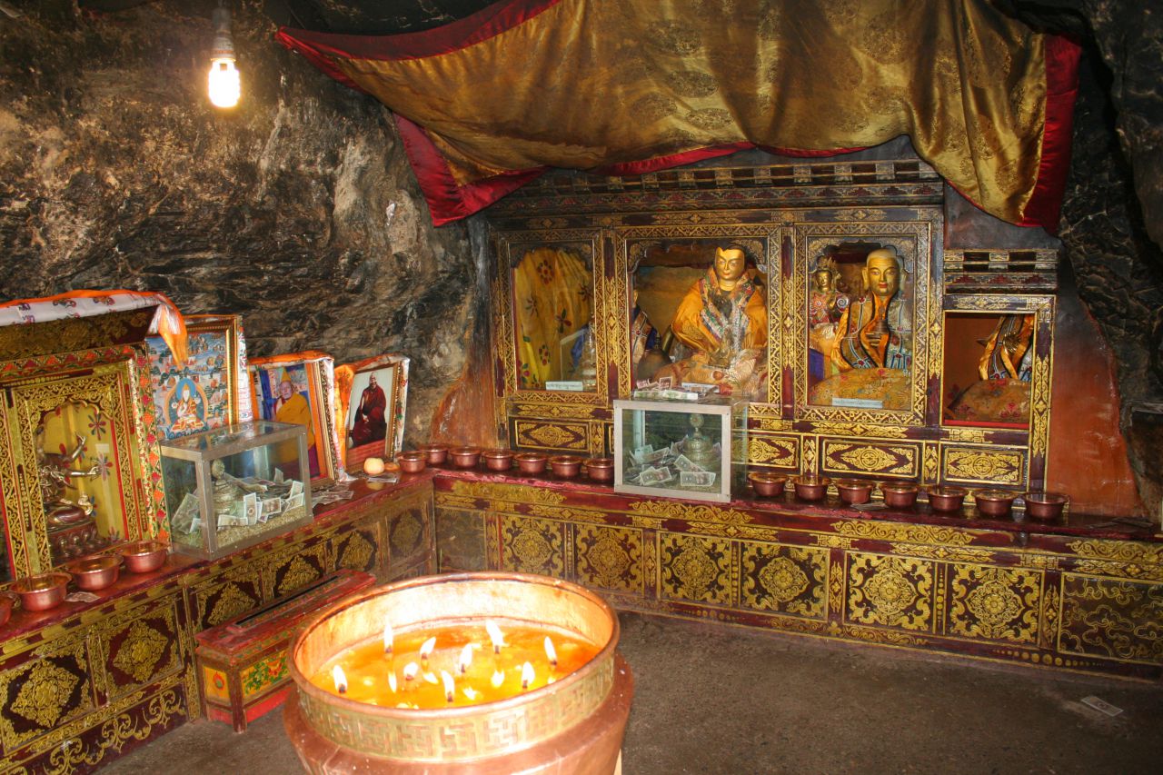 Пещера одного из великих мастеров буддизма  - Атиши.  - Тибет 2014