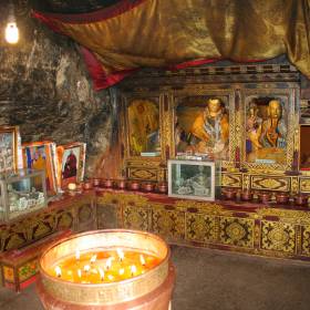 Пещера одного из великих мастеров буддизма  - Атиши.  - Тибет 2014