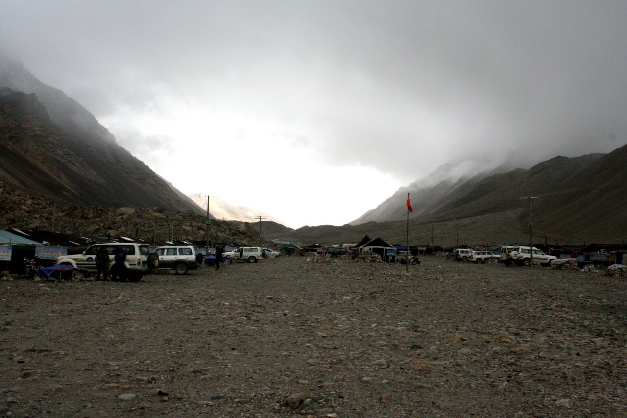 Как только мы приехали, все было в облаках, поливал дождь... - Тибет 2014