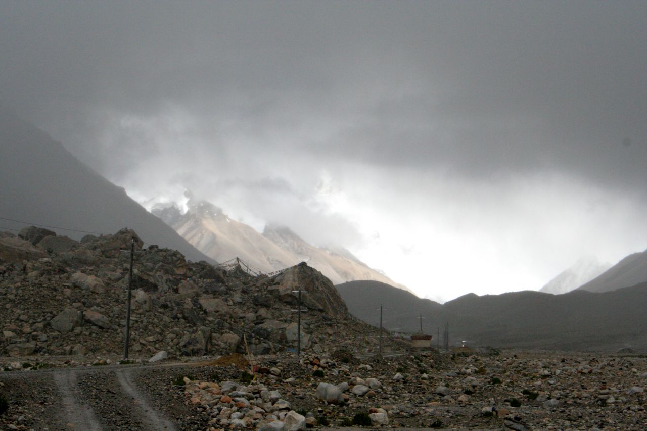 Эверест весь закрыт облаками - Тибет 2014