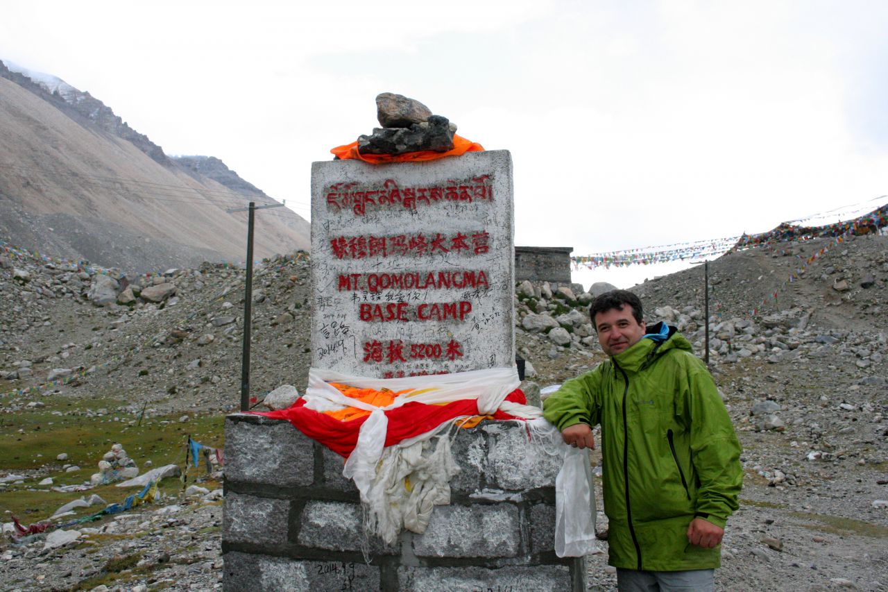 Стелла базового лагеря Эвереста 5200м. Тибетцы Эверест называют Джомолунгма - Тибет 2014
