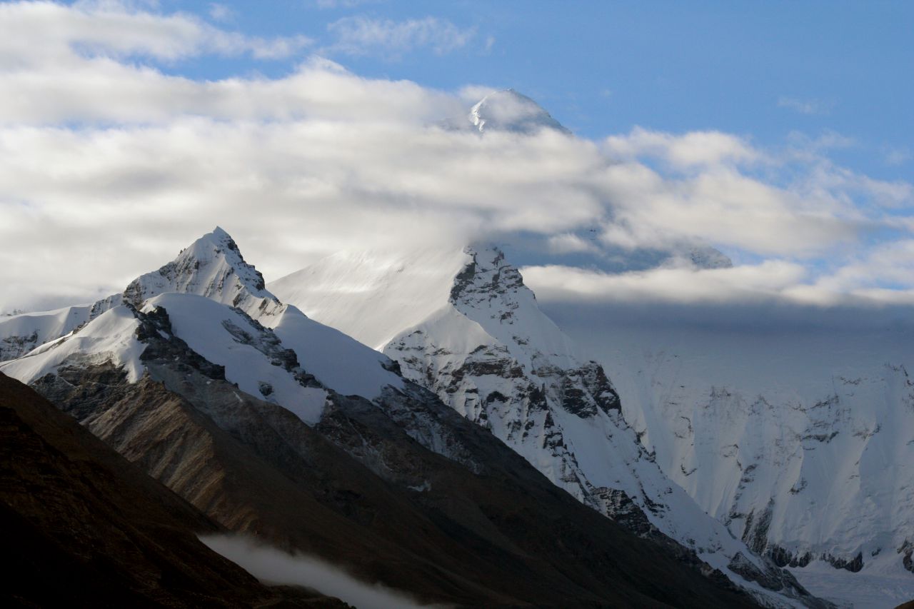 Эверест с утра тоже затянут облаками - Тибет 2014