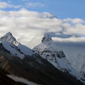 Эверест с утра тоже затянут облаками - Тибет 2014