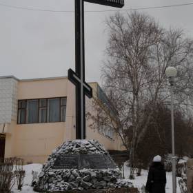 Металлический семи метровый крест расположился в самом центре Тагила. - Поездка группы «Вестники» в Нижний Тагил 02.11.2014